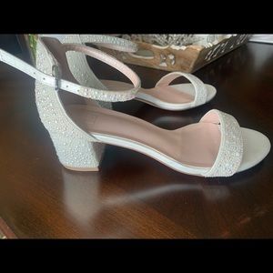 David’s Bridal Pearl Wedding Heels. Size 8.